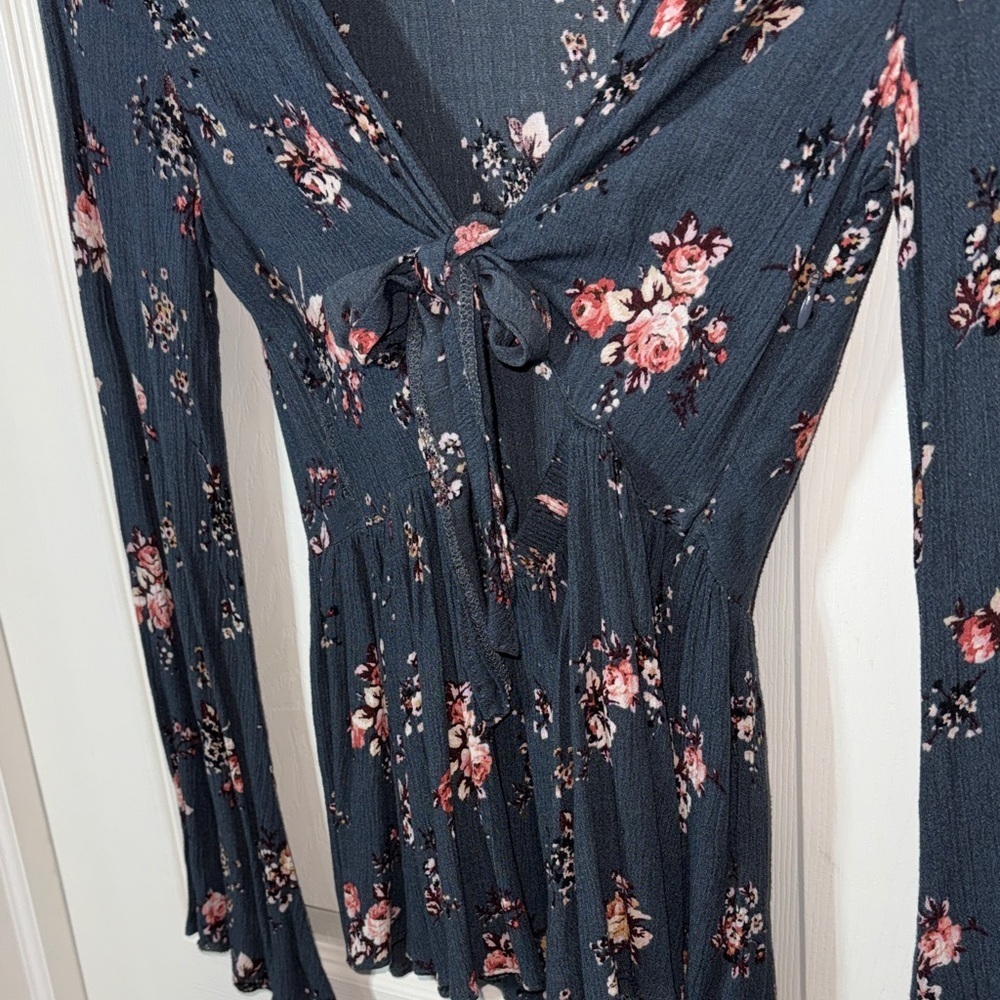 American Eagle Floral Long Sleeve - Picture 9 of 10